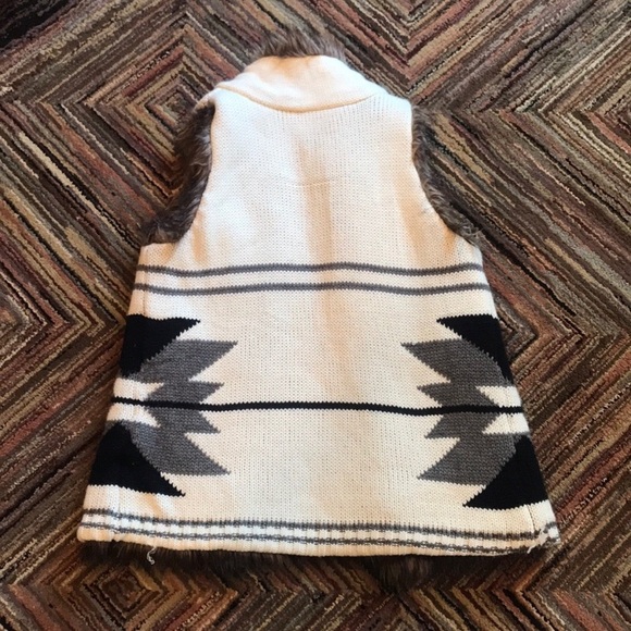 Reversible Faux Fur Vest - Picture 6 of 7